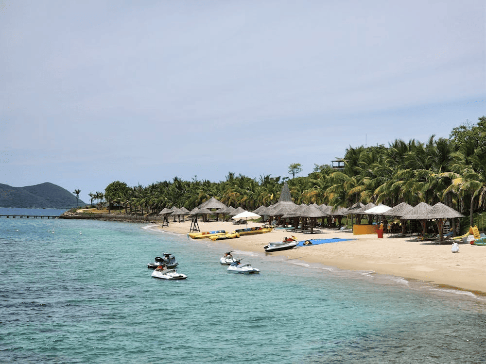 Water sports like jet skiing and parasailing let you embrace thrilling adventures amid sea and sky (Source: Pexels)